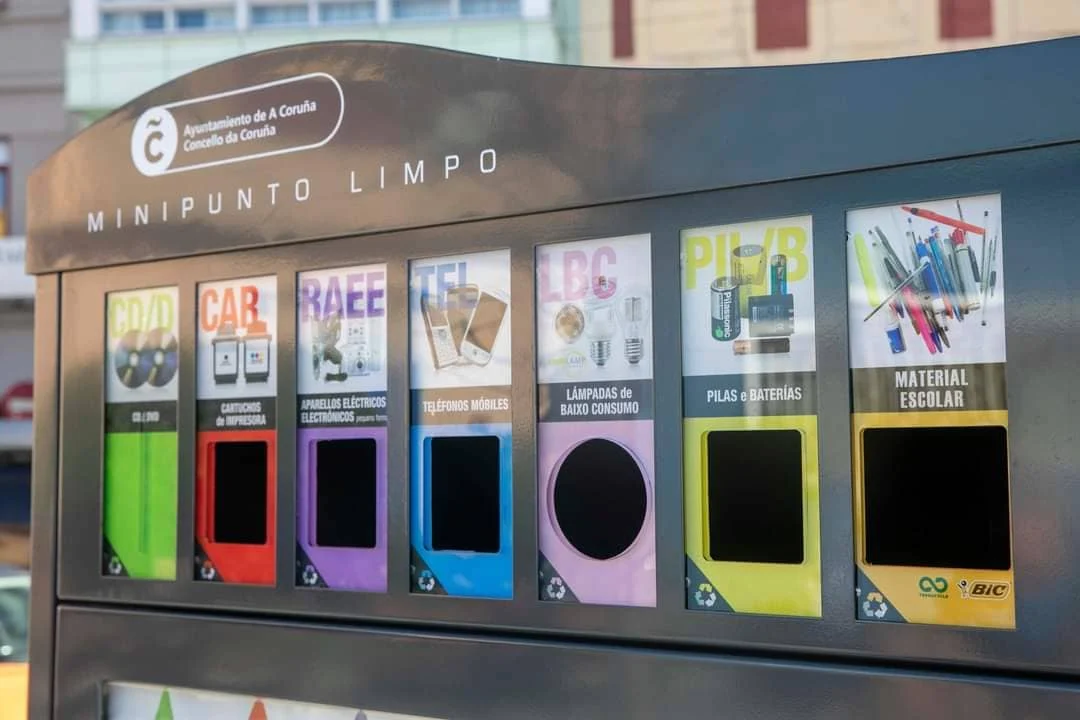 Bocas de reciclaje de un minipunto de Macane en A Coruña